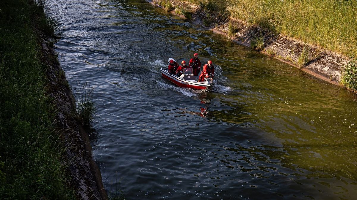 Rybář neplavec se utopil v přivaděči do přehrady na Náchodsku